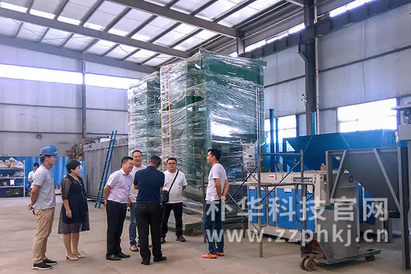 咸平会一行在朴华科技的带领下参观车间