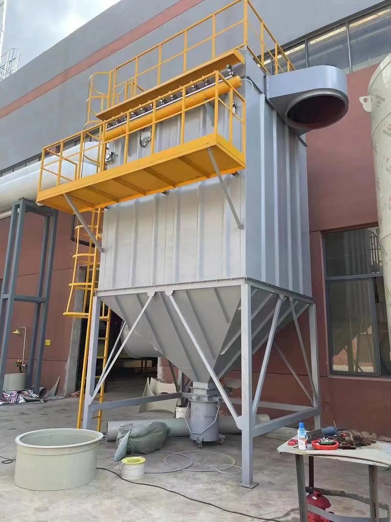 郑州朴华科技除尘技术工程师正在调试设备