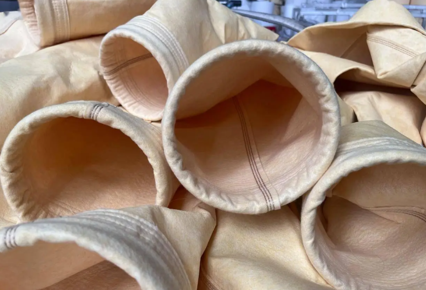 展示堵塞滤袋与洁净滤袋的对比照片，突出表面粉尘层差异