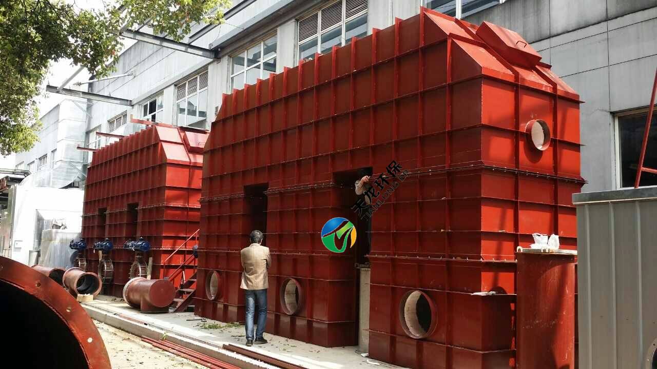 环保工程师检查RTO设备蓄热体工况